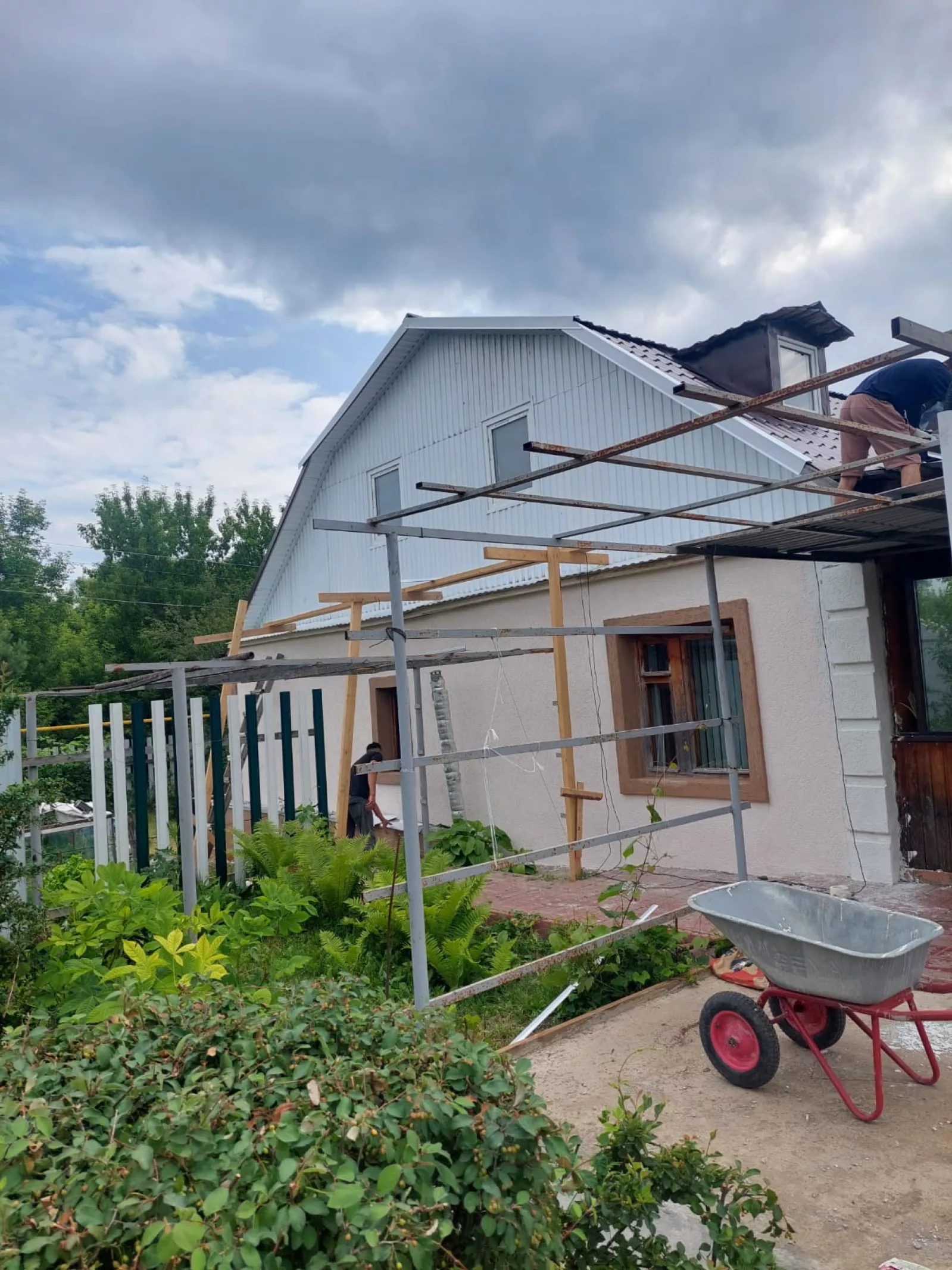 Устройство навеса и заливка бетонной садовой дорожки на участке — фото 1